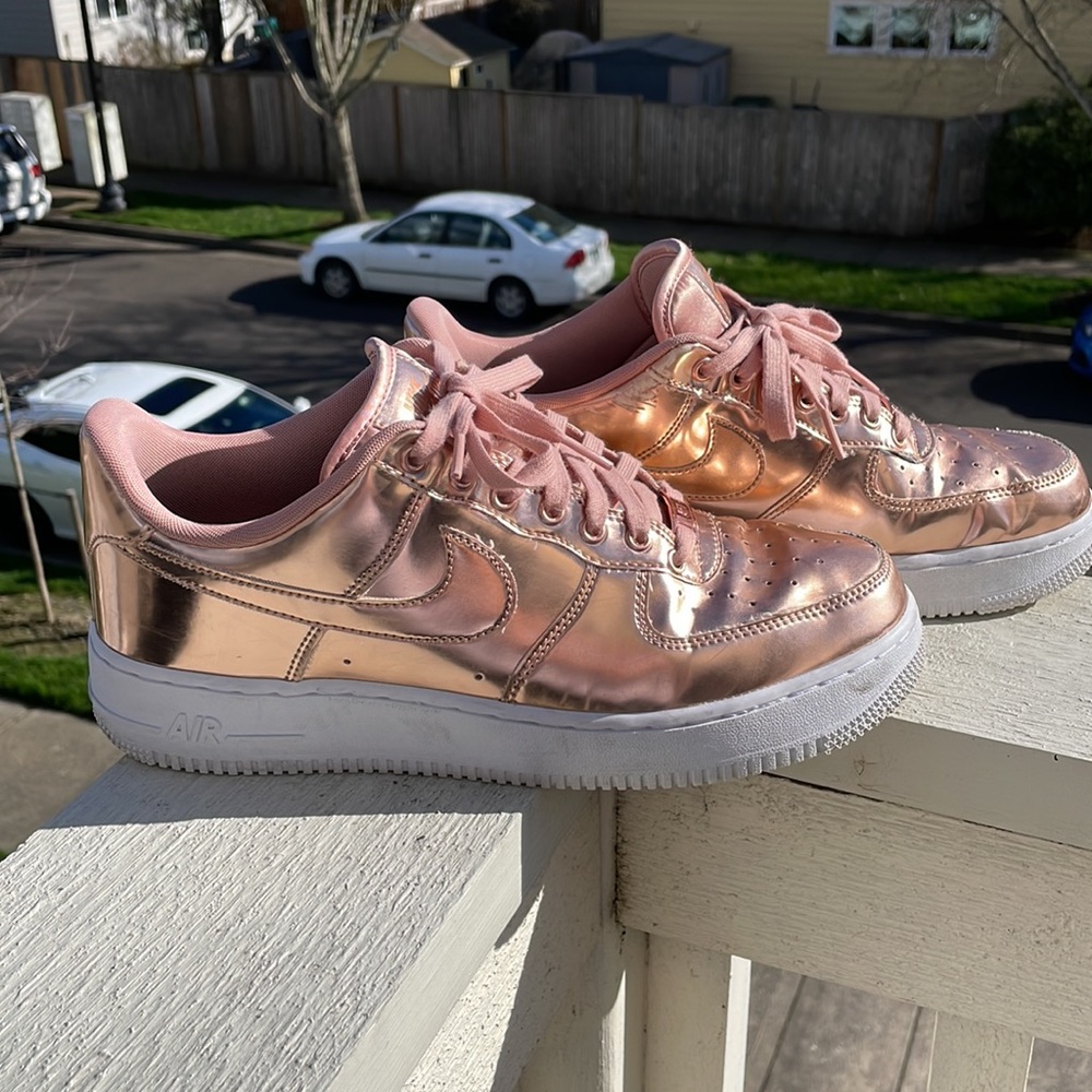 LE Nike Air Force 1 - metallic rose gold